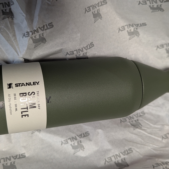 Stanley All Day Slim Bottle | 20 OZ dried pine Christmas gift water bottle new - Picture 2 of 8